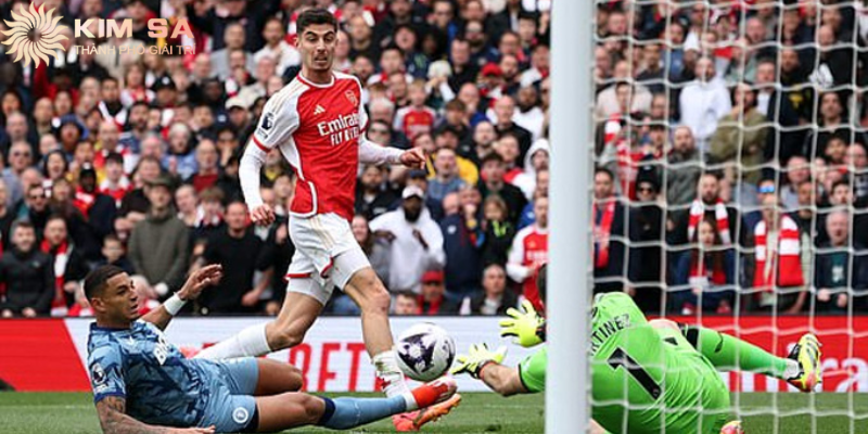 Cổ động viên Arsenal cổ vũ sôi động tại sân Emirates.