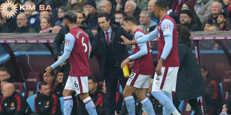 HLV Arsenal chỉ đạo chiến thuật từ khu vực kỹ thuật.